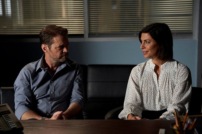 Private Eyes - Season 4 - The Proof Is out There - Van film - Jason Priestley, Cindy Sampson
