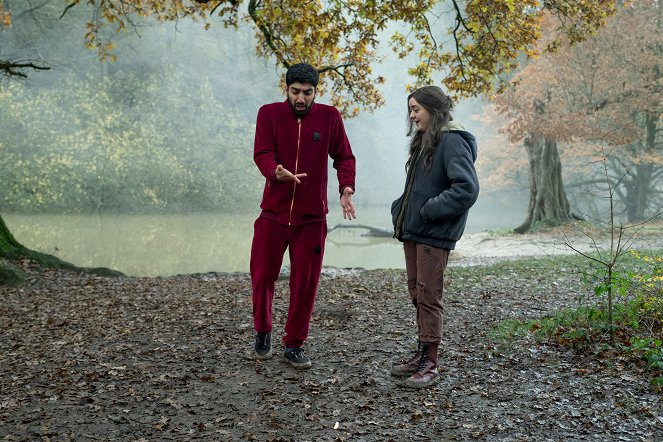 Two Weeks to Live - Episode 3 - Photos - Mawaan Rizwan, Maisie Williams