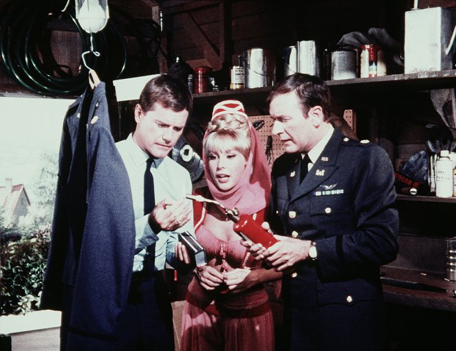 I Dream of Jeannie - The Greatest Invention in the World - Photos - Larry Hagman, Barbara Eden