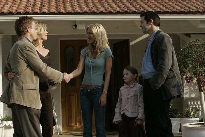 Family Plan - De la película - Greg Germann, Abigail Breslin, Tori Spelling, Jordan Bridges