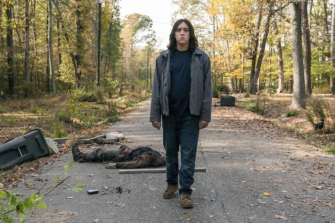 The Walking Dead: Nowy Świat - Season 1 - Niebo jest cmentarzem - Z filmu - Hal Cumpston