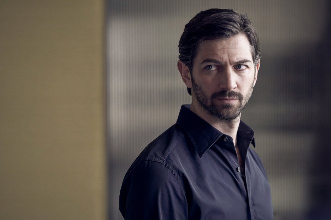The Flight Attendant - Other People's Houses - Photos - Michiel Huisman