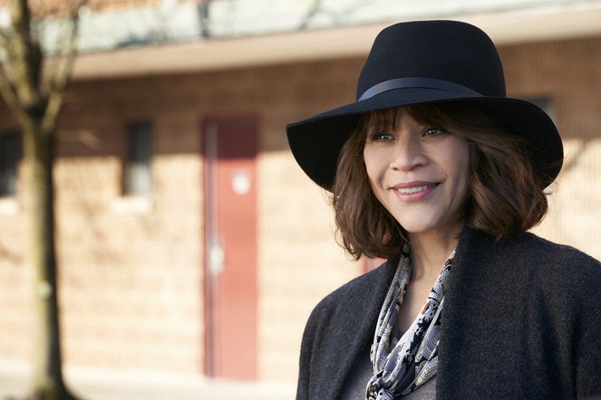 L'Agente de Bord - Season 1 - Other People's Houses - Film - Rosie Perez