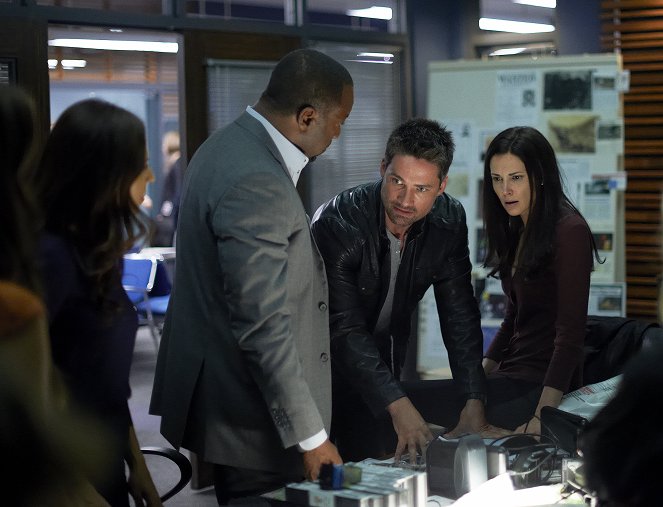 Alphas - Need to Know - Photos - Warren Christie, Laura Mennell