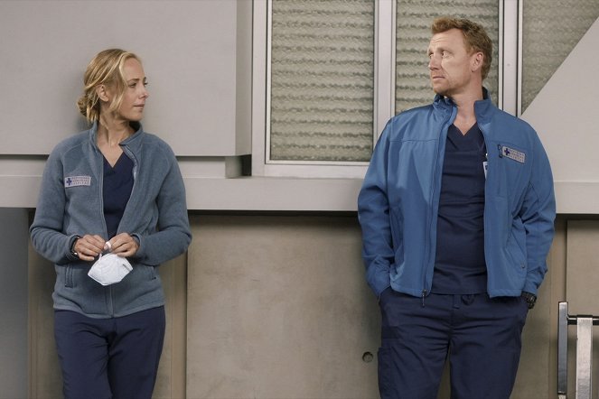 Grey's Anatomy - Season 17 - No Time for Despair - Photos - Kim Raver, Kevin McKidd