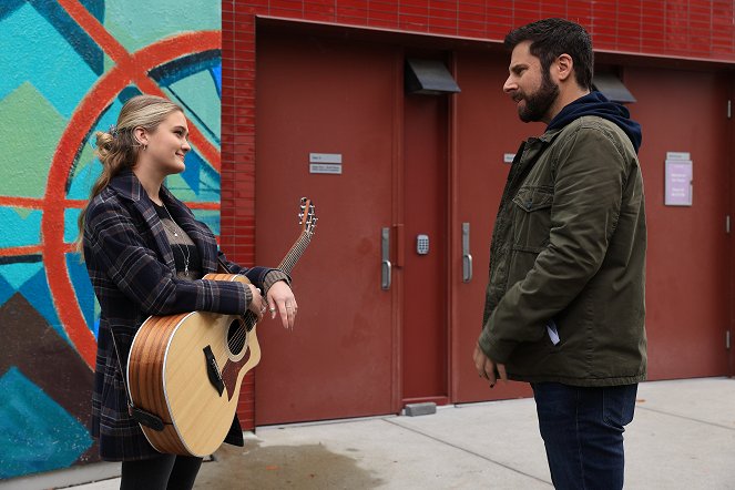 A Million Little Things - The Talk - Filmfotos - Lizzy Greene, James Roday Rodriguez