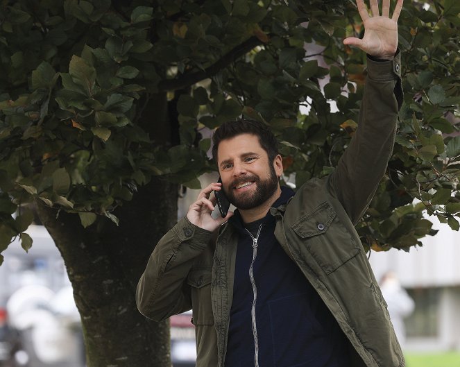 A Million Little Things - Season 3 - The Talk - Filmfotos - James Roday Rodriguez