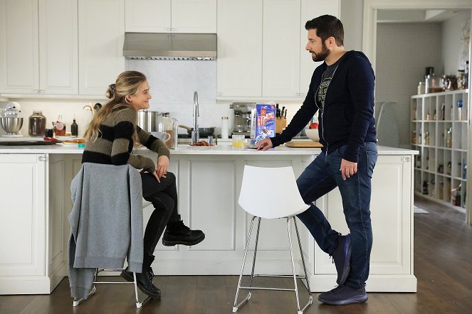 A Million Little Things - Season 3 - The Talk - Filmfotos - Lizzy Greene, James Roday Rodriguez