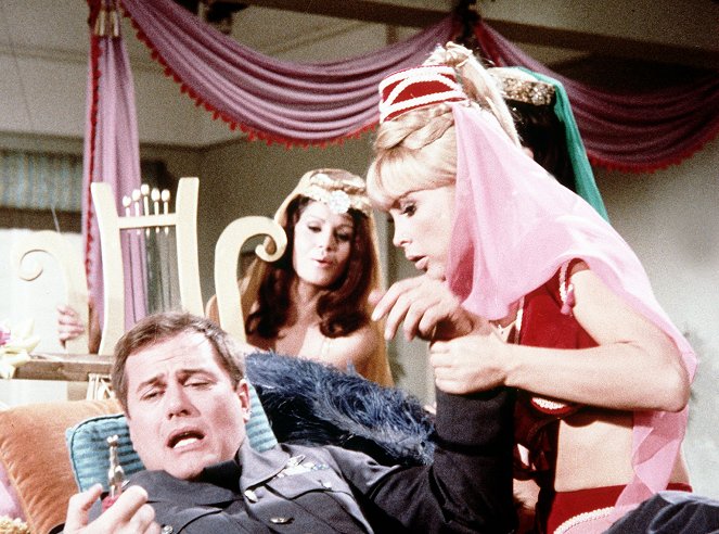 I Dream of Jeannie - There Goes the Best Genie I Ever Had - Photos - Larry Hagman, Barbara Eden