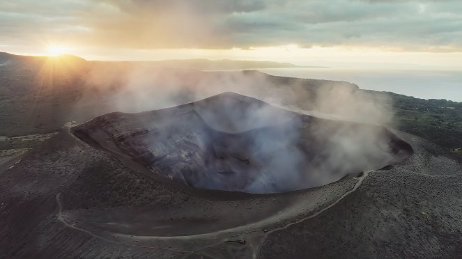 A Perfect Planet - Volcano - De la película