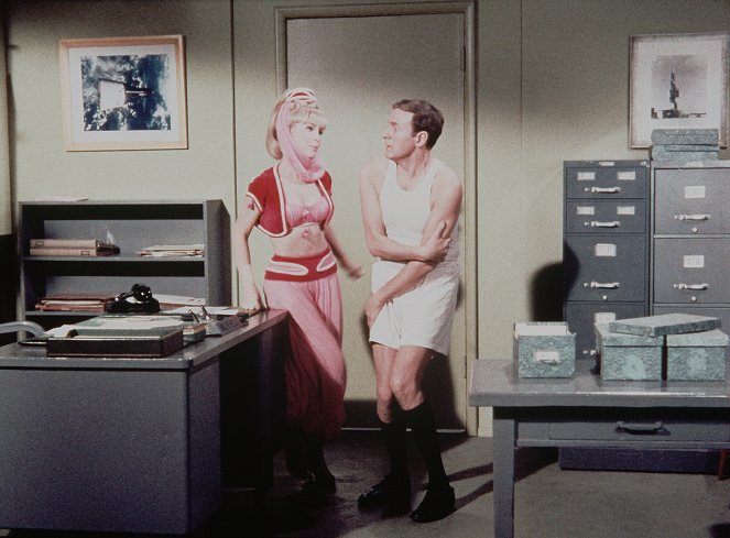 I Dream of Jeannie - My Master, the Swinging Bachelor - Photos - Barbara Eden
