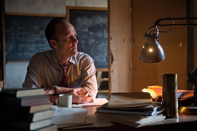 Manhattan - The Prisoner's Dilemma - Photos - John Benjamin Hickey