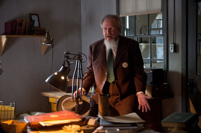 Manhattan - Season 1 - The Prisoner's Dilemma - Photos - Daniel Stern