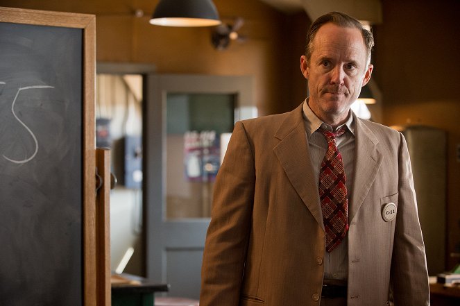 Manhattan - Season 1 - The Prisoner's Dilemma - Photos - John Benjamin Hickey