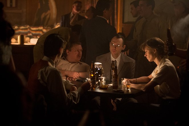 Manhattan - Season 1 - The Hive - Photos - Michael Chernus, Christopher Denham, Katja Herbers