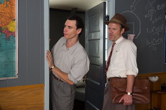 Manhattan - Season 1 - Perestroika - Photos - Harry Lloyd, John Benjamin Hickey