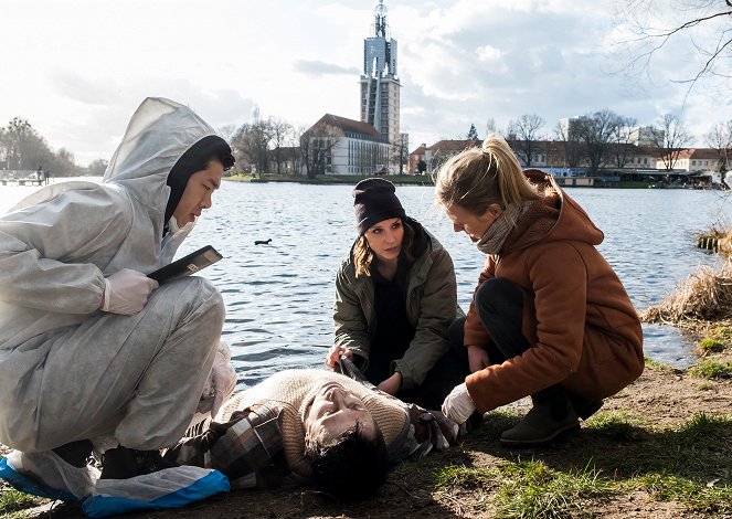 SOKO Potsdam - Season 3 - Tod in der Havel - Van film - Yung Ngo, Caroline Erikson, Katrin Jaehne