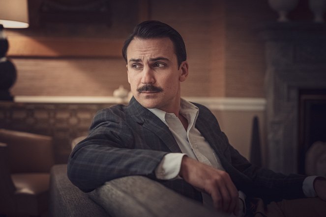 Agatha Christie - Bűbájos gyilkosok - Episode 1 - Filmfotók - Henry Lloyd-Hughes