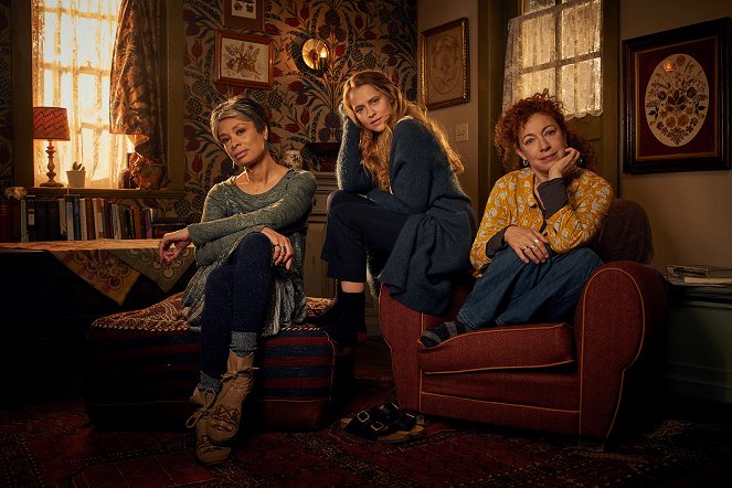 A Discovery of Witches - Season 1 - Werbefoto - Valarie Pettiford, Teresa Palmer, Alex Kingston