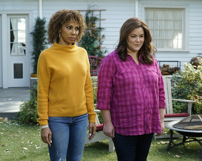 American Housewife - Mother's Little Helper - Do filme - Holly Robinson Peete, Katy Mixon