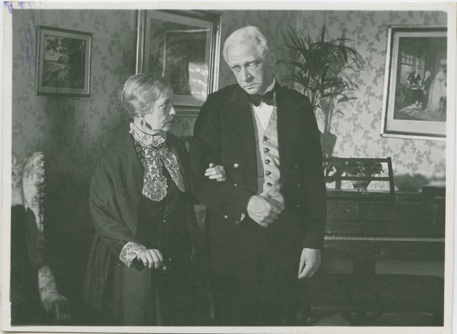 Hilda Borgström, Nils Wahlbom