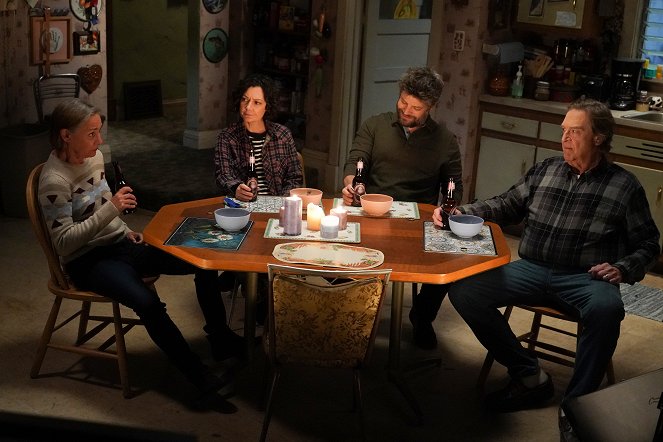 The Conners - A Cold Mom, a Brother Daddy and a Prison Baby - Tournage - Laurie Metcalf, Sara Gilbert, Jay R. Ferguson, John Goodman