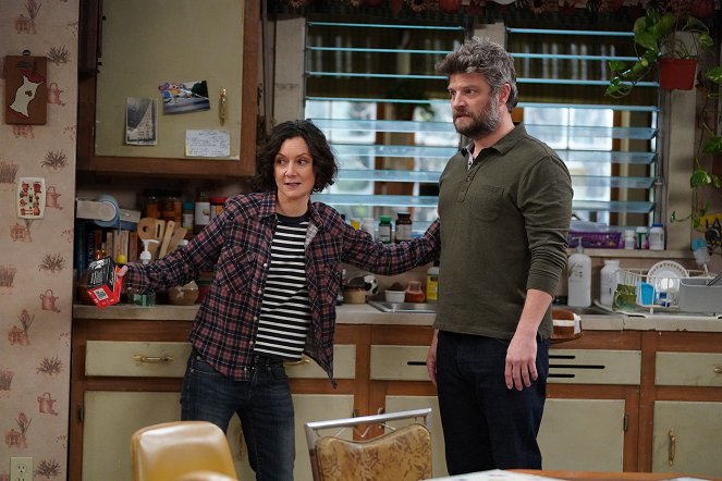The Conners - Season 3 - A Cold Mom, a Brother Daddy and a Prison Baby - Photos - Sara Gilbert, Jay R. Ferguson