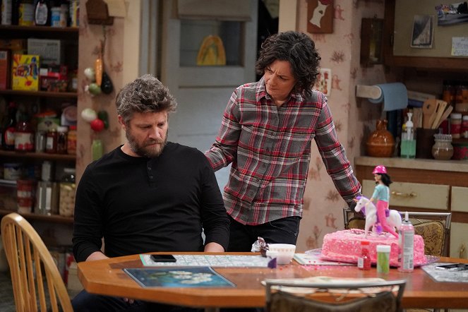 The Conners - A Cold Mom, a Brother Daddy and a Prison Baby - Photos - Jay R. Ferguson, Sara Gilbert