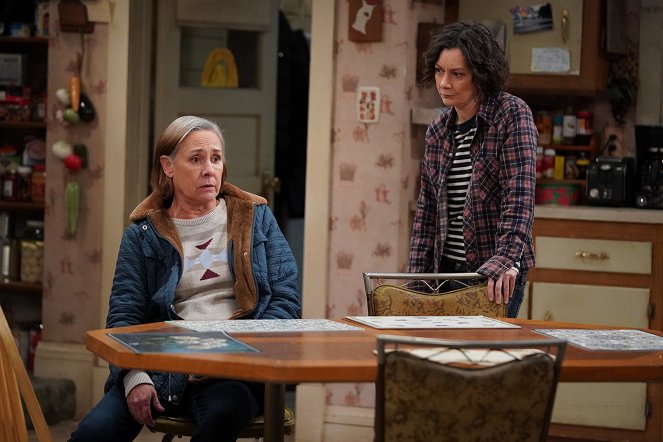 The Conners - A Cold Mom, a Brother Daddy and a Prison Baby - Photos - Laurie Metcalf, Sara Gilbert