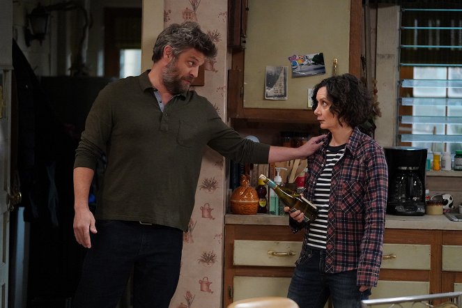 The Conners - A Cold Mom, a Brother Daddy and a Prison Baby - Photos - Jay R. Ferguson, Sara Gilbert