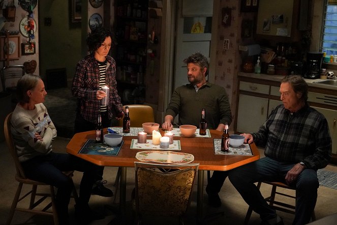 The Conners - A Cold Mom, a Brother Daddy and a Prison Baby - Photos - Laurie Metcalf, Sara Gilbert, Jay R. Ferguson, John Goodman