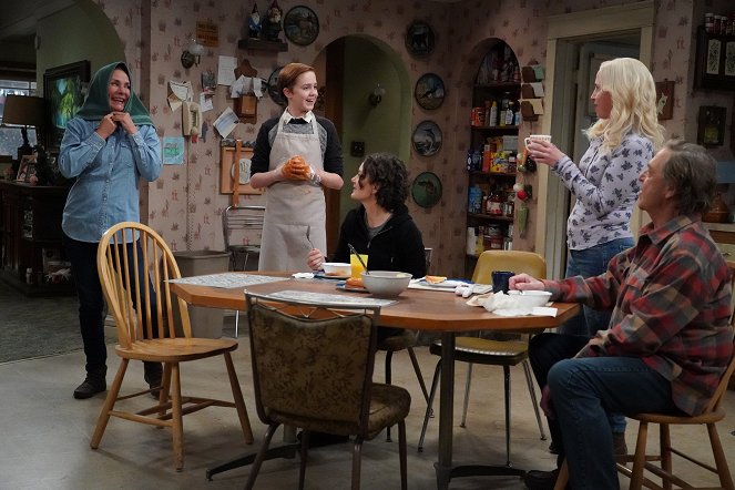 The Conners - A Cold Mom, a Brother Daddy and a Prison Baby - Photos - Laurie Metcalf, Ames McNamara, Sara Gilbert, Alicia Goranson, John Goodman