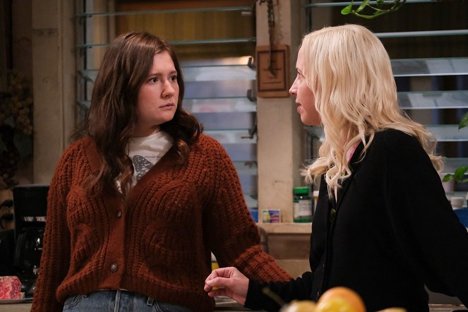 The Conners - A Cold Mom, a Brother Daddy and a Prison Baby - Photos - Emma Kenney, Alicia Goranson