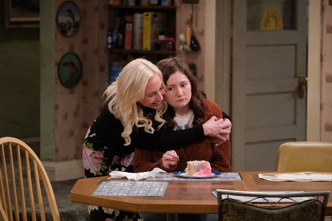 The Conners - A Cold Mom, a Brother Daddy and a Prison Baby - Photos - Alicia Goranson, Emma Kenney