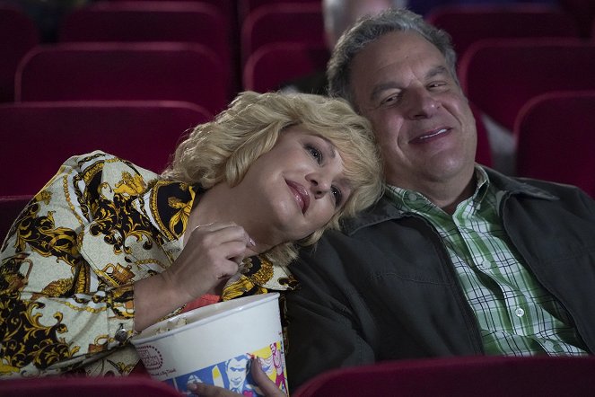 The Goldbergs - Bevy's Big Murder Mystery Party - Photos - Wendi McLendon-Covey, Jeff Garlin