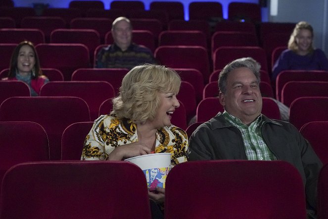 The Goldbergs - Bevy's Big Murder Mystery Party - Photos - Wendi McLendon-Covey, Jeff Garlin