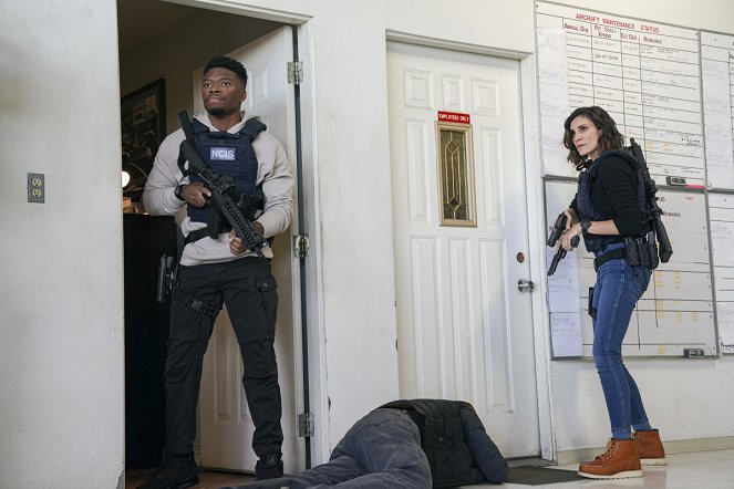 NCIS: Los Angeles - Season 12 - Overdue - Photos - Caleb Castille, Daniela Ruah