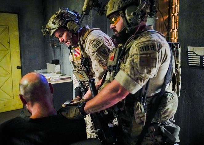 SEAL Team - Erweiterte Verhörtechnik - Filmfotos - David Boreanaz, A. J. Buckley