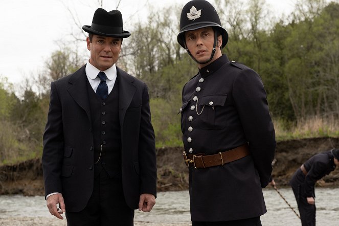 Murdoch Mysteries - Forever Young - Photos - Yannick Bisson, Jonny Harris