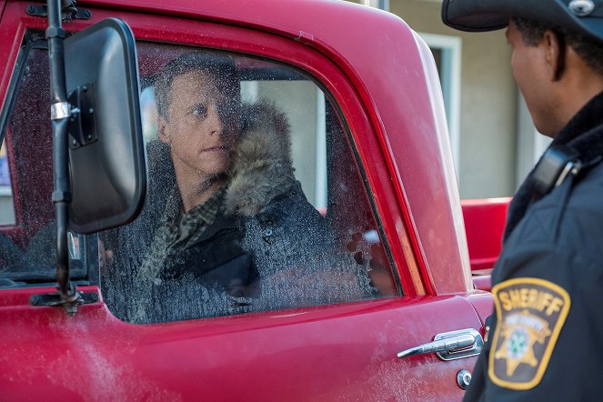 Resident Alien - Season 1 - Pilot - Photos - Alan Tudyk