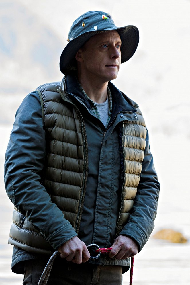 Resident Alien - Season 1 - Pilot - Photos - Alan Tudyk