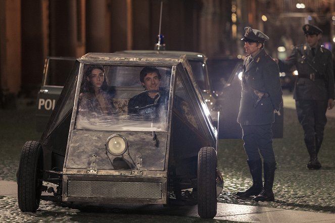 L'incredibile storia dell'isola delle rose - Van film - Matilda De Angelis, Elio Germano