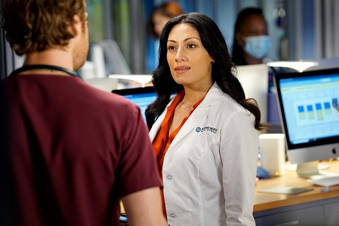 Chicago Med - Those Things Hidden in Plain Sight - Photos - Tehmina Sunny