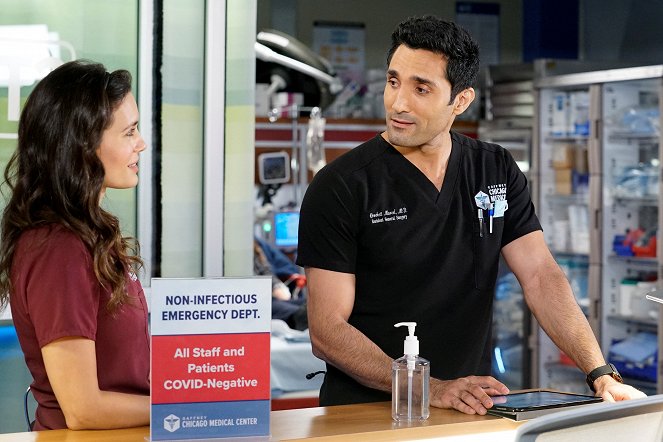 Chicago Med - Do You Know the Way Home? - Filmfotók - Torrey DeVitto, Dominic Rains