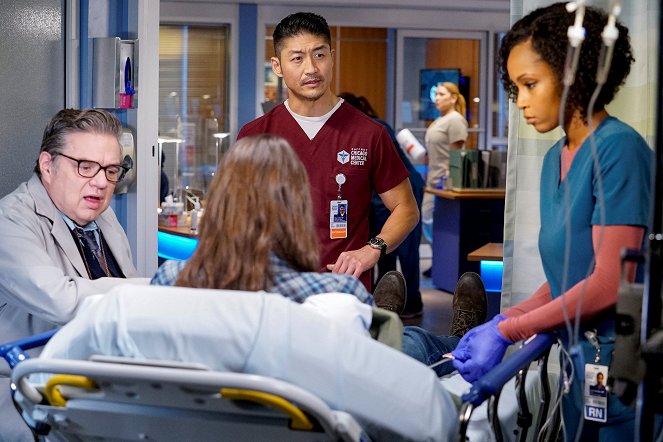 Chicago Med - Do You Know the Way Home? - Van film - Oliver Platt, Brian Tee