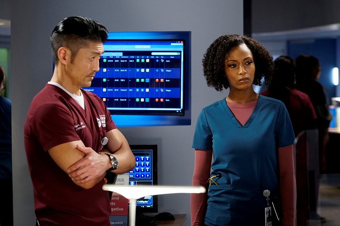 Chicago Med - Do You Know the Way Home? - Photos - Brian Tee, Yaya DaCosta