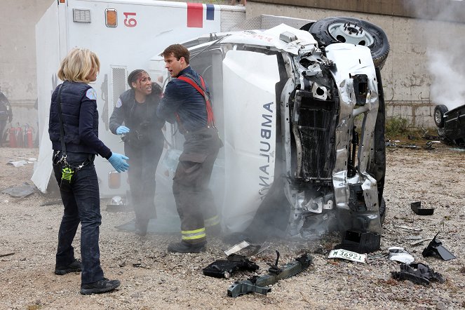 Chicago Fire - That Kind of Heat - Photos - Adriyan Rae, Jesse Spencer