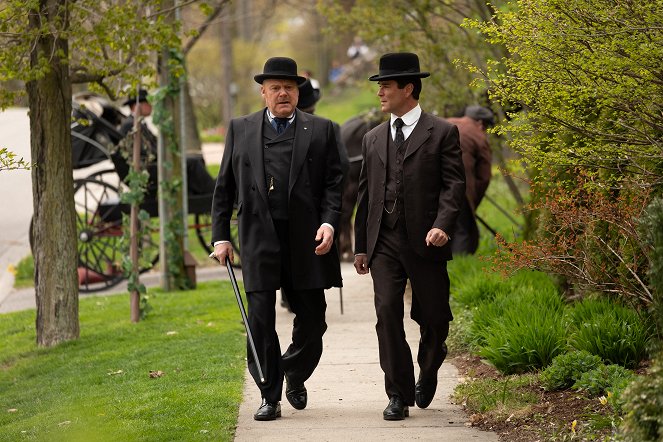 Murdoch Mysteries - Season 13 - Prodigal Father - Photos - Thomas Craig, Yannick Bisson