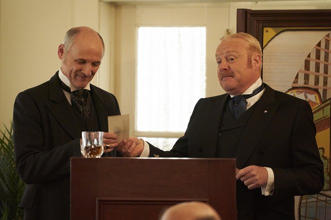 Detektyw Murdoch - Ojciec marnotrawny - Z filmu - Colm Feore, Thomas Craig