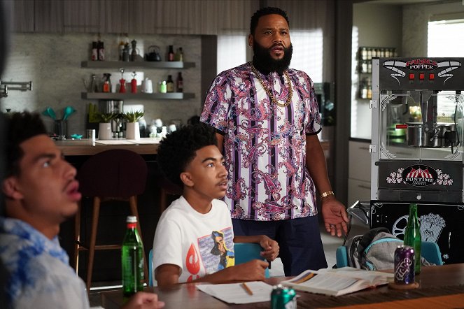 Black-ish - Black-Out - Z filmu - Marcus Scribner, Miles Brown, Anthony Anderson